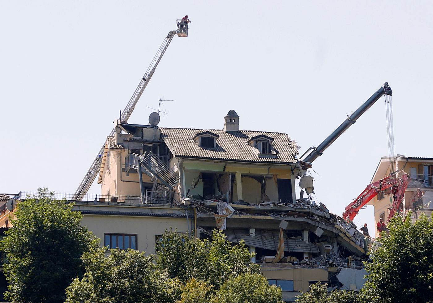 Localizan más cuerpos bajo los escombros en Amatrice