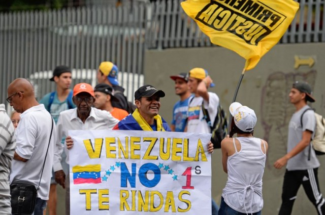 Activists take part in an opposition march in Caracas, on September 1, 2016. Venezuela's opposition and government head into a crucial test of strength Thursday with massive marches for and against a referendum to recall President Nicolas Maduro that have raised fears of a violent confrontation. / AFP PHOTO / FEDERICO PARRA