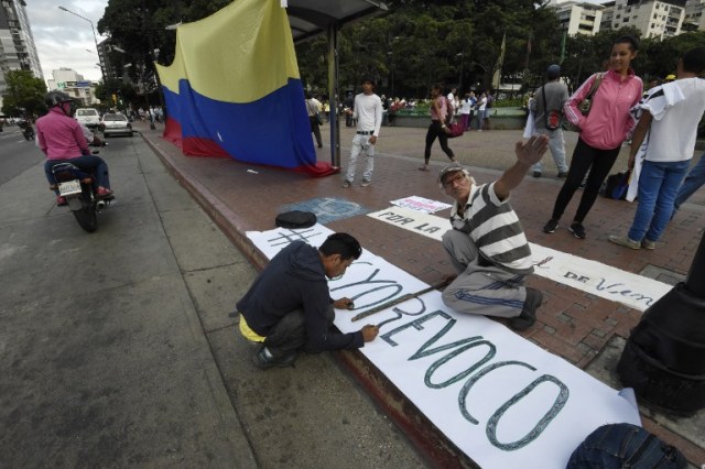 Opponents to Venenzuelan President Nicolas Maduro gather before a rally in Caracas on September 1, 2016 The Venezuelan opposition will require Thursday in the streets of Caracas, in what he hopes is a historic march, a recall referendum against President Nicolas Maduro, who will respond to the challenge with another rally, amid fears of outbreaks of violence. / AFP PHOTO / JUAN BARRETO