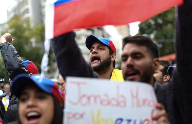 Detractores del presidente venezolano, Nicolás Maduro, se manifiestan en las inmediaciones de la embajada de Venezuela en Buenos Aires hoy, 1 de septiembre de 2016