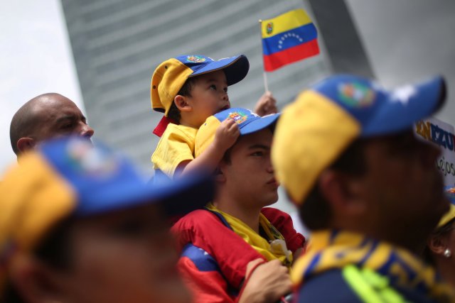 Venezuelans living in Mexico take part in a protest to demand a referendum to remove Venezuela's President Nicolas Maduro at Angel de la Independencia monument in Mexico City, Mexico, September 4, 2016. REUTERS/Edgard Garrido