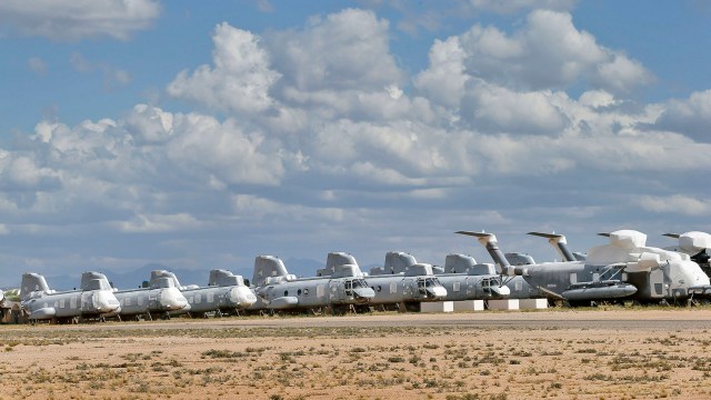 Varios Boeing Vertol CH-46 Sea Knights alineados (AP)