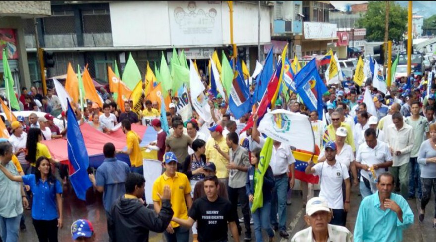 Guárico tomó el CNE bajo un palo agua para exigir el revocatorio