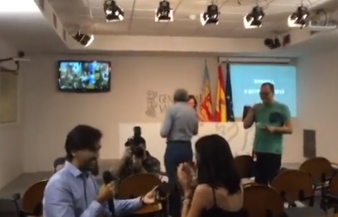 ¡De periodista a noticia! A esta redactora le pidieron matrimonio en una rueda de prensa (Video)