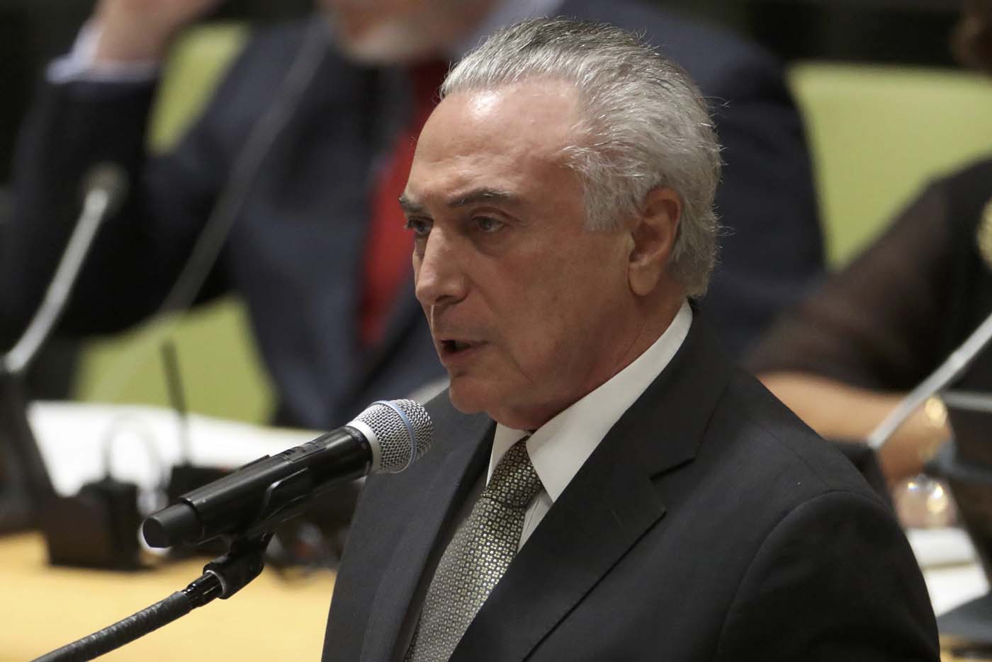 Temer aumenta salario mínimo de brasileños el 6,47 %, hasta los 288 dólares