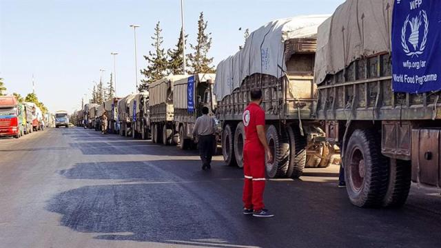 Fotografía cedida por la Media Luna Roja Siria que muestra un convoy de camiones antes de partir para entregar ayuda humanitaria hoy, lunes 19 de septiembre de 2016, en área rural de Alepo (Siria). Al menos doce personas murieron hoy por un bombardeo a este convoy de ayuda humanitaria en la zona de Auram al Kubra, en el oeste de la provincia septentrional siria de Alepo, según el Observatorio Sirio de Derechos Humanos. EFE/Cortesía Media Luna Roja Siria/SOLO USO EDITORIAL/NO VENTAS