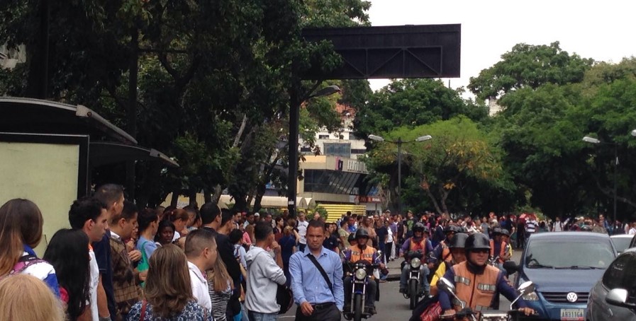 Video: Chacaíto a reventar por paralización de transporte superficial