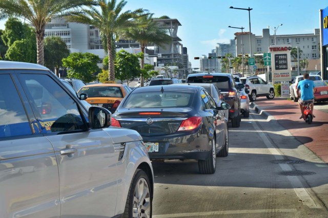 MIA01. MIAMI (FL, EEUU), 05/10/2016.- Vista de una larga fila en una gasolinera de la ciudad de Miami Beach (FL. EE.UU) hoy, miércoles 5 de octubre de 2016, ante la llegada del huracán Matthew. El poderoso huracán, que perdió algo de intensidad tras azotar el martes por la noche el extremo oriental de Cuba, se fortaleció de nuevo al subir sus vientos máximos sostenidos a 120 millas por hora (195 km/h) en su avance hacia el centro y noroeste de Bahamas. Se ha extendido un aviso de huracán (paso del sistema en 36 horas) desde el norte de la ensenada de Sebastián hacia la línea entre los condados de Flagler y Volusia, en la costa noreste de Florida. Se mantiene un aviso de huracán para el lago Okeechobee, en el norte del condado Miami-Dade (Florida), y desde Golden Beach hasta la ensenada de Sebastian, una franja costera estadounidense de unas 150 millas (240 kilómetros). EFE/GIORGIO VIERA