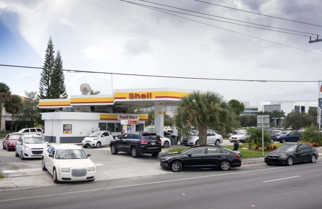 MIA09. MIAMI GARDENS (EE.UU.), 05/10/2016.- Fotografía de una vehiculos haciendo fila para comprar combustible en una estación de gasolina hoy, miércoles 5 de octubre de 2016, en Miami Gardens (EE.UU.). El poderoso huracán Matthew, que perdió algo de intensidad tras haber azotado el martes por la noche el extremo oriental de Cuba, deja sentir sus efectos sobre Bahamas, desde donde avanzará luego hacia la costa este de Florida, informó el Centro Nacional de Huracanes (CNH) de EE.UU. EFE/CRISTOBAL HERRERA