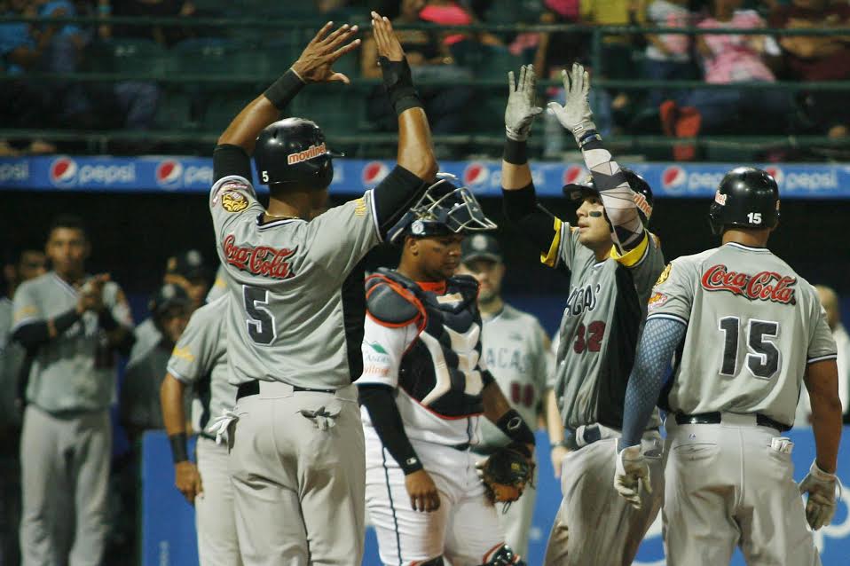 Leones toman revancha ante Caribes para acercarse a las Águilas