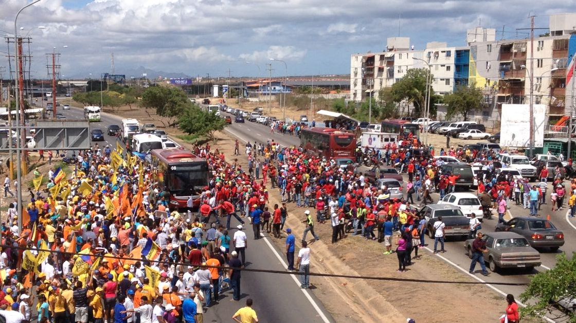 Juan Bautista Mata: Colectivos del Gobierno reciben marcha democrática en Villa Rosa con piedras