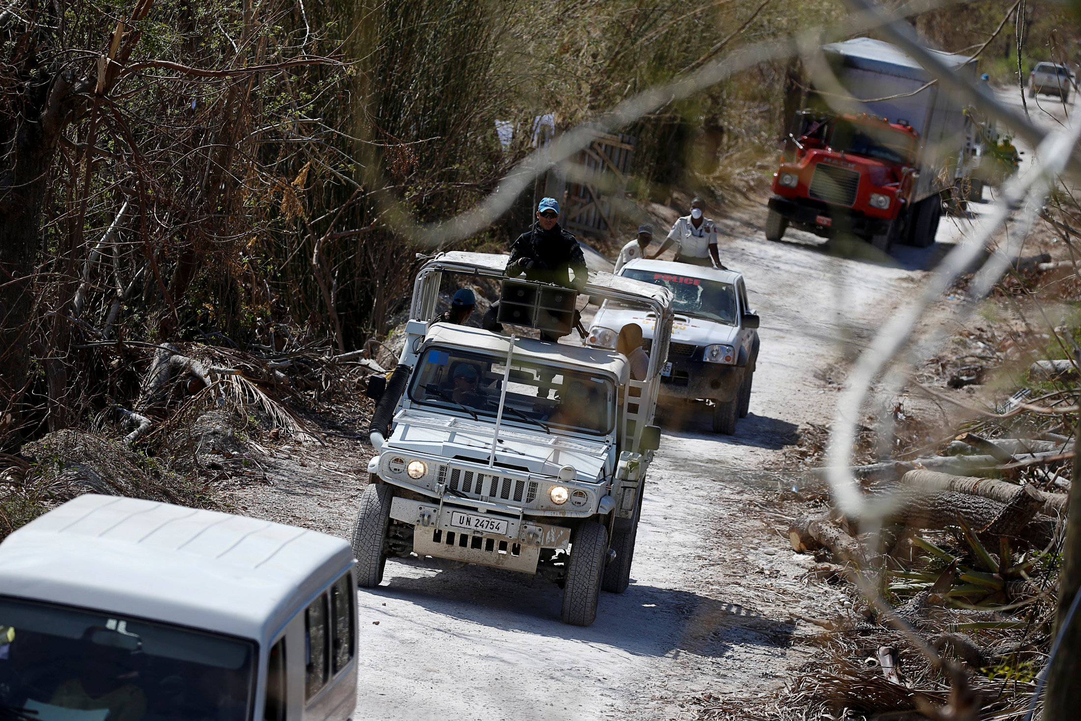 Denuncian ataques a convoyes humanitarios para víctimas de huracán Matthew en Haití