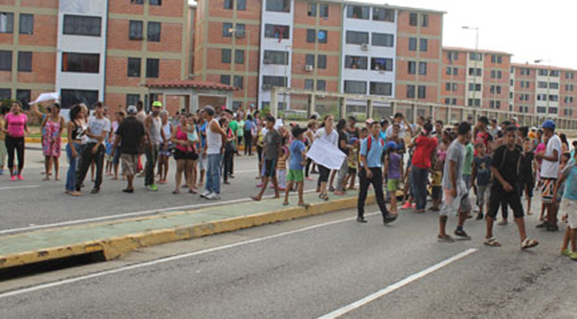 Detienen a dos mujeres en Vargas por protestar contra bolsas del CLAP