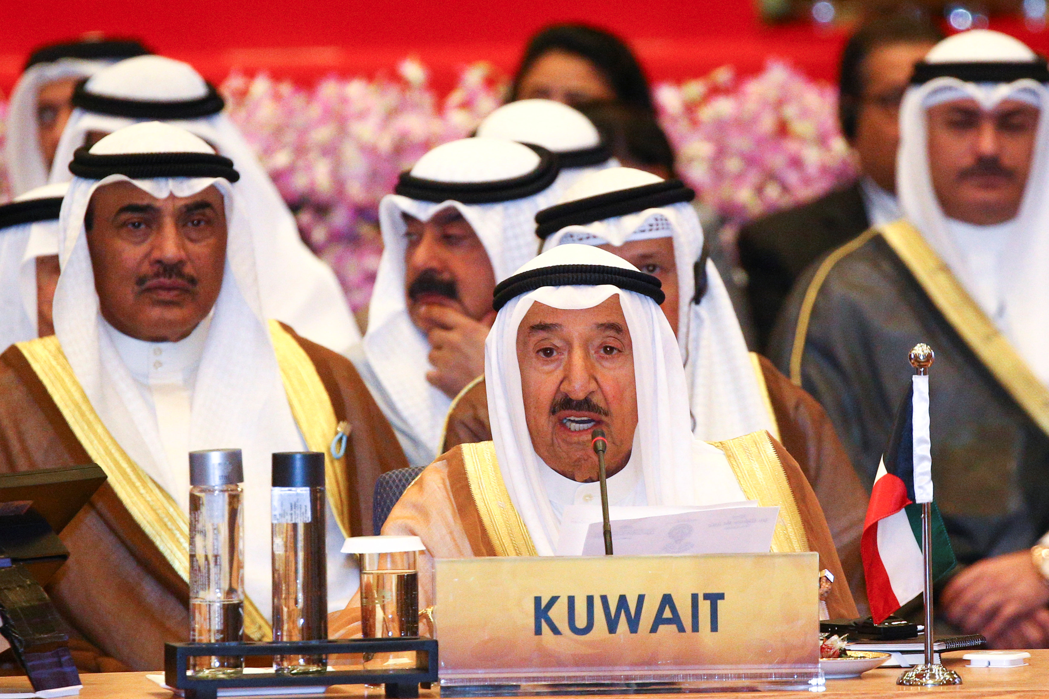 El emir de Kuwait disuelve el Parlamento