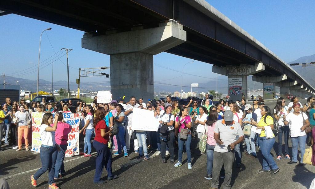 Maestros protestan en la intercomunal Guarenas-Guatire (Fotos + video)