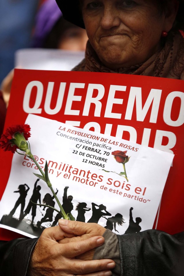 Varios centenares de personas se han concentrado desde antes del mediodía en Madrid, frente la sede del PSOE en la calle de Ferraz, para pedir que el Comité Federal del partido de mañana no se pronuncie a favor de una abstención que facilitaría la investidura de Mariano Rajoy. Los congregados, pertenecientes a agrupaciones socialistas de diferentes puntos de España que exhiben pancartas y corean consignas como las de "No es no", "Somos socialistas", mientras exhiben rosas ya que la convocatoria se ha denominado "la revolución de las rosas". EFE/Sergio Barrenechea