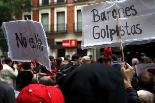 Varios centenares de personas se han concentrado desde antes del mediodía en Madrid, frente la sede del PSOE en la calle de Ferraz, para pedir que el Comité Federal del partido de mañana no se pronuncie a favor de una abstención que facilitaría la investidura de Mariano Rajoy. Los congregados, pertenecientes a agrupaciones socialistas de diferentes puntos de España que exhiben pancartas y corean consignas como las de "No es no", "Somos socialistas", mientras exhiben rosas ya que la convocatoria se ha denominado "la revolución de las rosas". EFE/Sergio Barrenechea