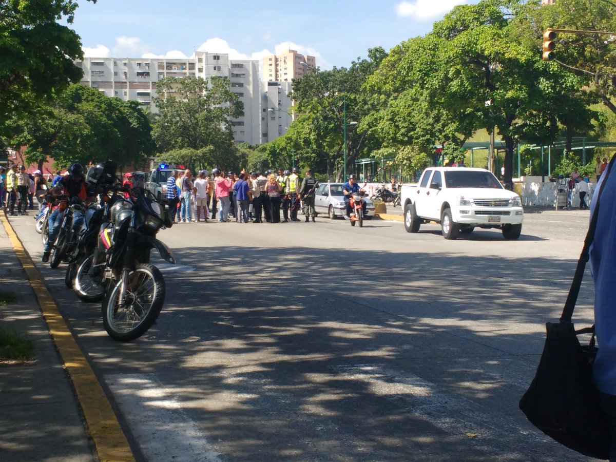 En El Valle vecinos trancan la calle para exigir comida