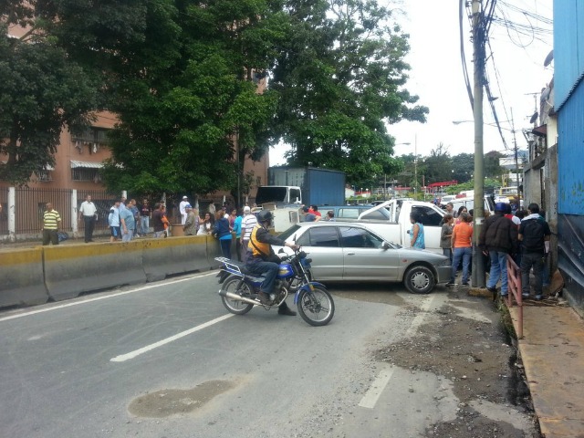 Protesta de vecinos a la altura de la bajada de El Tambor en Los Teques (Fotos)