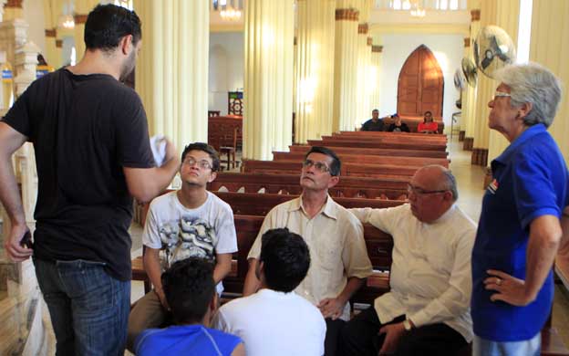 Golpean al sacerdote y roban la corona de Santa Lucía en Maracaibo