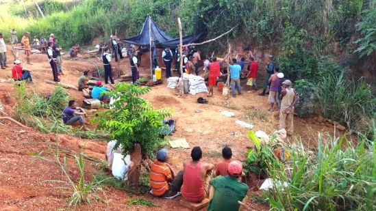 Muere minero y otros tres permanecen tapiados al caerles alud de tierra en mina de El Callao