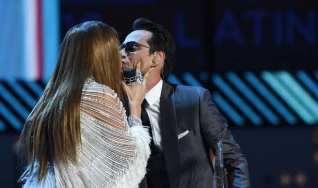 Jennifer Lopez (L) kisses Marc Anthony during the show of the 17th Annual Latin Grammy Awards on November 17, 2016, in Las Vegas, Nevada. / AFP PHOTO / Valerie MACON