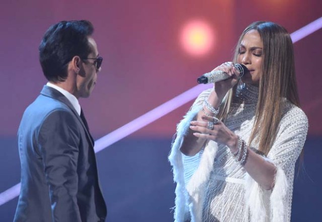 Jennifer Lopez (R) performs with Marc Anthony during the 17th Annual Latin Grammy Awards on November 17, 2016, in Las Vegas, Nevada. / AFP PHOTO / Valerie MACON