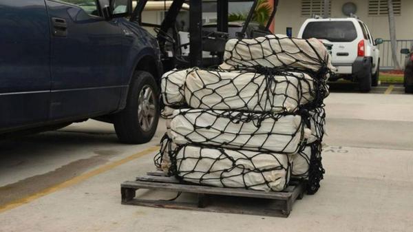 Imagen de los fardos con 350 kilos de cocaína incautados (Servicio de Guardacostas de los Estados Unidos)