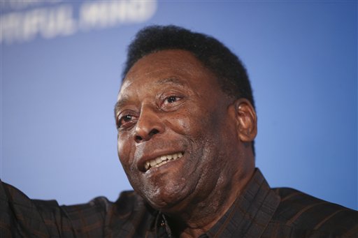 Pelé utiliza andador ortopédico para caminar