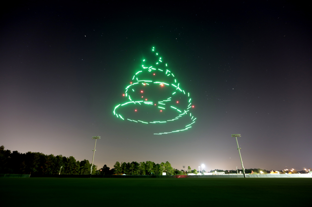 El increíble ballet aéreo en el que 300 drones animan la Navidad