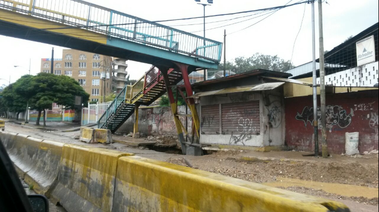 Colapso de pasarela de El Tambor causa caos en Los Teques