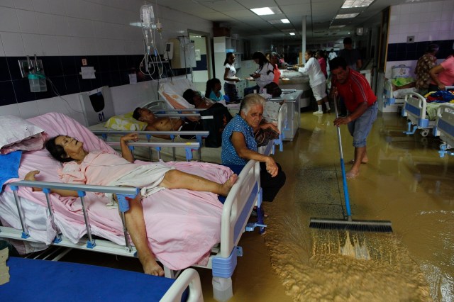 (AP Foto/Rodrigo Abd)[/caption]

 

La Coalición de Organizaciones por el Derecho a la Salud y a la Vida y Provea emitieron un comunicado en el que expresan los peligros de la suspensión de terapias y agotamiento de medicinas para la vida de personas en diálisis.

Aseguraron que esta grave situación ocurre en el contexto de una emergencia humanitaria en salud no atendida ni reconocida por el Estado venezolanos.

Por lo que exigen al Ministerio de Salud activar de manera inmediata todas las medidas necesarias para permitir la regulación de los insumos necesarios.

Asimismo, piden revocar las medidas de suspensión del programa de procura de órganos para trasplantes de donantes cadáveres y asegurar las medicinas para esta patología.

A continuación el comunicado completo



<p  style=