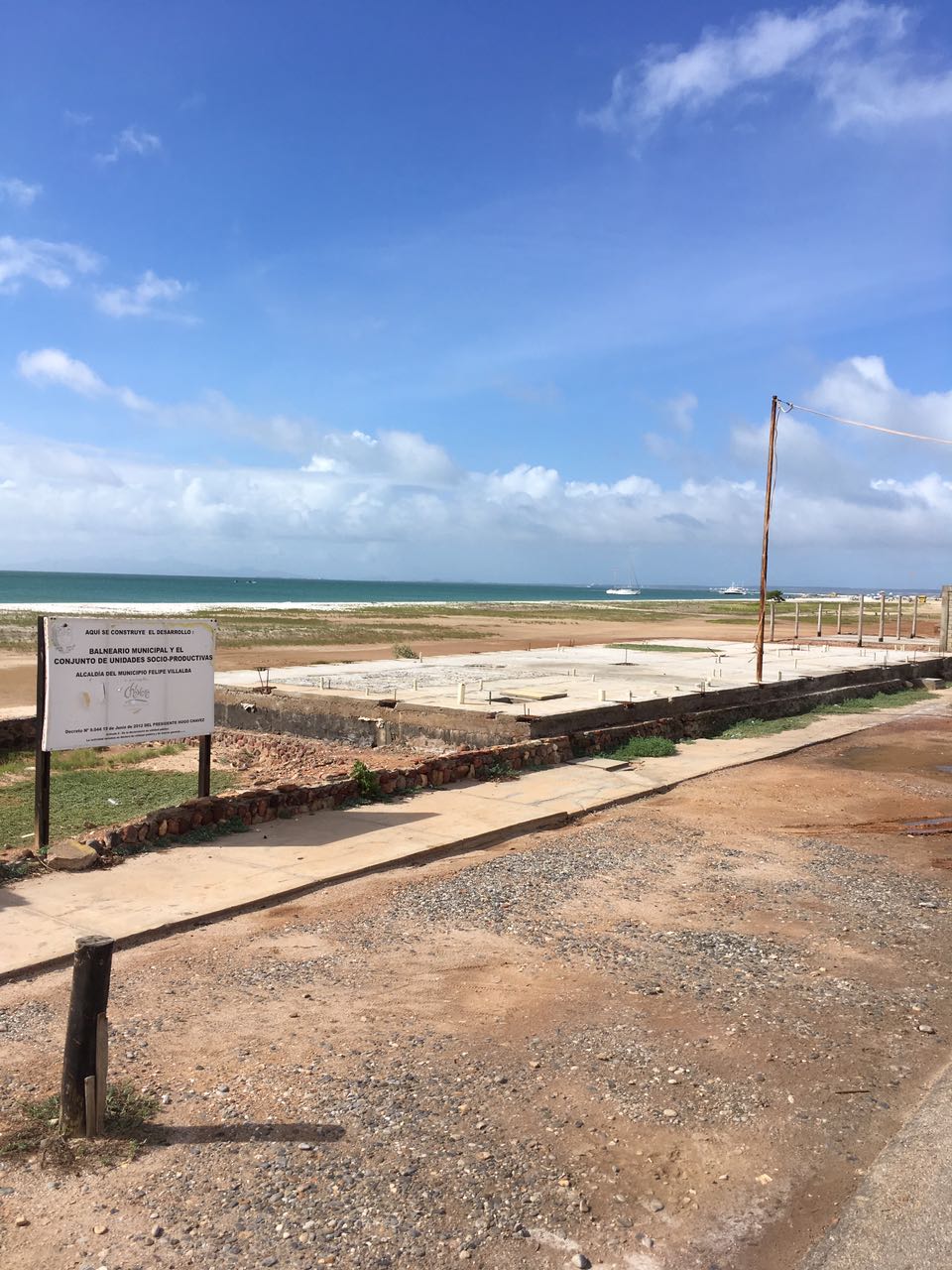 En la Isla de Coche te recibe y despide este corroído cartelito bolivariano lleno de promesas (FOTOS)