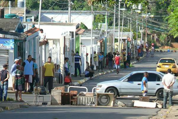 Bolivarenses resguardaron sus casas con barricadas tras vandalismo durante protestas (Fotos)