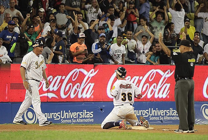 Leones del Caracas humilló a los Tiburones de La Guaira este #23Dic