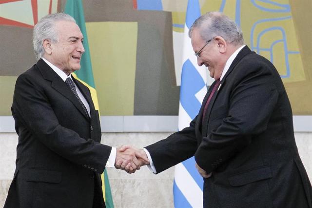 Fotografía de archivo fechada el 25 de mayo de 2016 y cedida por la Presidencia de Brasil que muestra al mandatario Michel Temer (i) con el embajador de Grecia en Brasil, Kyriakos Amiridis (d), durante una presentación de credenciales en Brasilia (Brasil). El embajador de Grecia en Brasil, Kyriakos Amiridis, fue visto por última vez en Río de Janeiro el pasado lunes y su paradero es desconocido, según una denuncia recibida hoy por la Policía Civil de este estado brasileño. EFE/Beto Barata/Cortesía Presidencia de Brasil