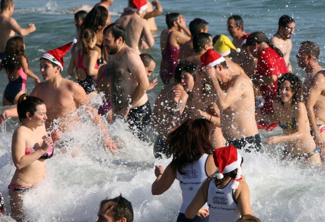 GRA090 TARRAGONA (Cataluña)m 31/12/2016. Cientos de personas se zambullen en el agua en el tradicional Baño de San Silvestre que se ha celebrado este año en su 32ª edición en la playa de La Comanadancia de Tarragona EFE/Jaume Sellart