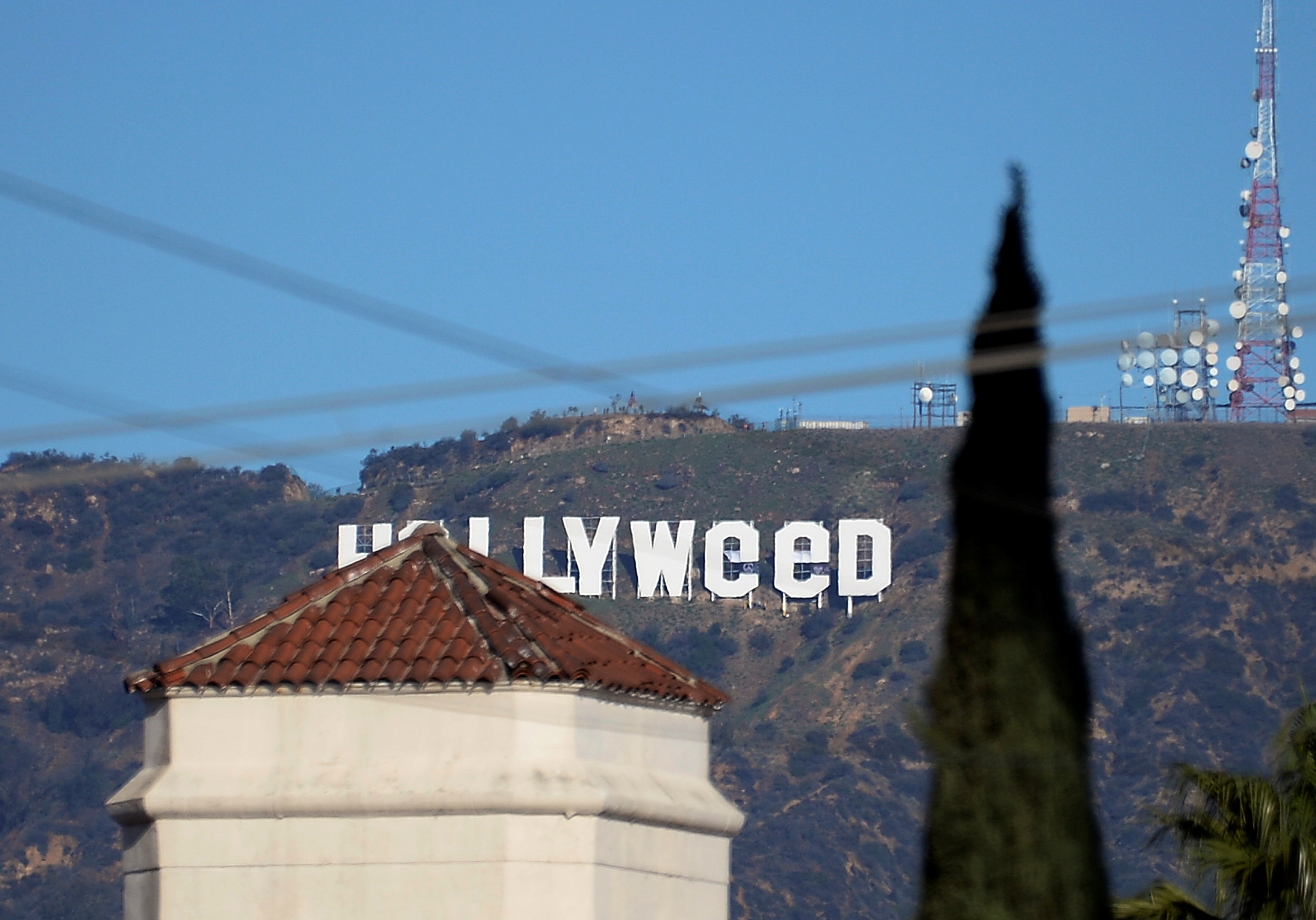 Cambian el famoso letrero blanco de Hollywood para que aluda a la marihuana