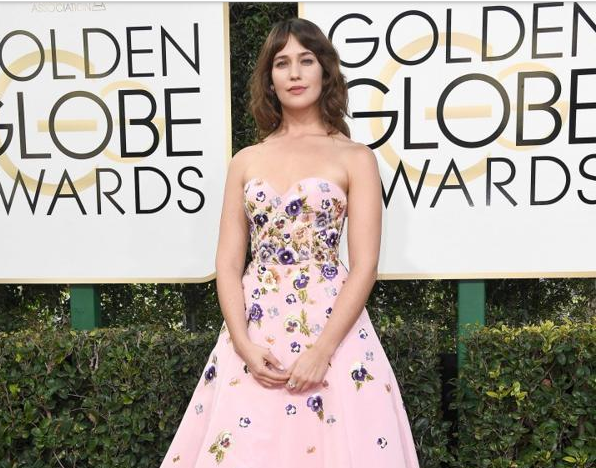 La sorpresa de los Globos de Oro: Las axilas sin depilar de Lola Kirke (FOTO)