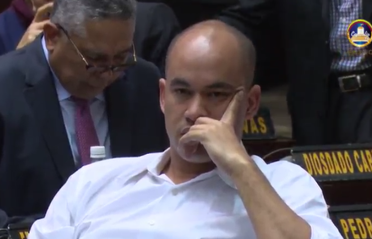 La cara de RESIGNADO de Héctor Rodríguez mientras escuchaba la clase de Ramos Allup