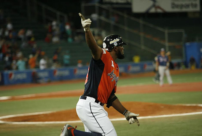 Caribes apaleó de nuevo a Tiburones y avanza a semifinales