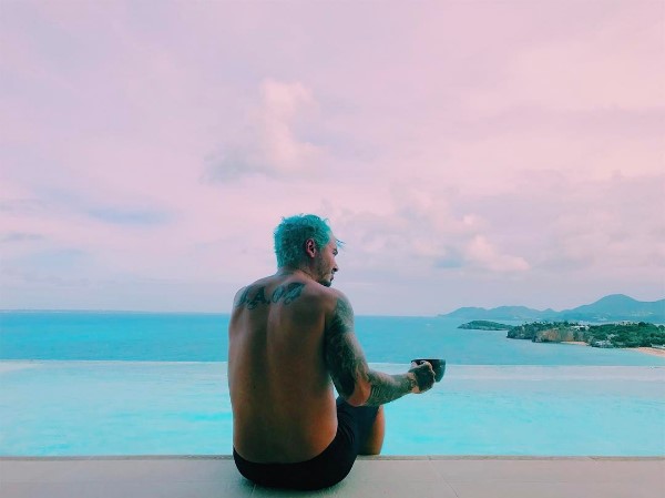 J Balvin pasa sus acaloradas vacaciones solito con este papacito y ¡despierta sospechas! (FOTOS)