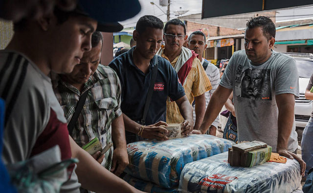 Venezolanos-buscando-mercancía-en-Pacaraima