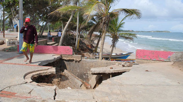 El mar debilita bulevar de El Cardón en Margarita