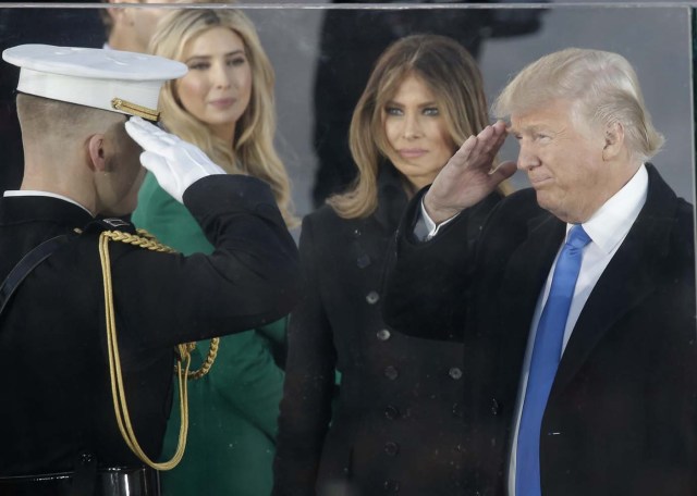 En la imagen, Trump saluda a un militar junto a su esposa, Melania (C), y su hija Ivanka en Washington el 19 de enero de 2017. Las bolsas europeas caían en las primeras operaciones del viernes y se encaminan a su mayor pérdida semanal desde que Donald Trump fuera elegido presidente de Estados Unidos en noviembre, mientras los inversores evitaban añadir riesgo a sus carteras antes de su toma de posesión. REUTERS/Mike Segar