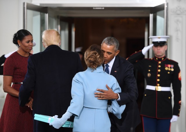 US President Barack Obama(R) and First Lady Michelle Obama(L) welcome Preisdent-elect Donald Trump(2nd-L) and his wife Melania(2nd-R) to the White House in Washington, DC January 20, 2017. / AFP PHOTO / JIM WATSON