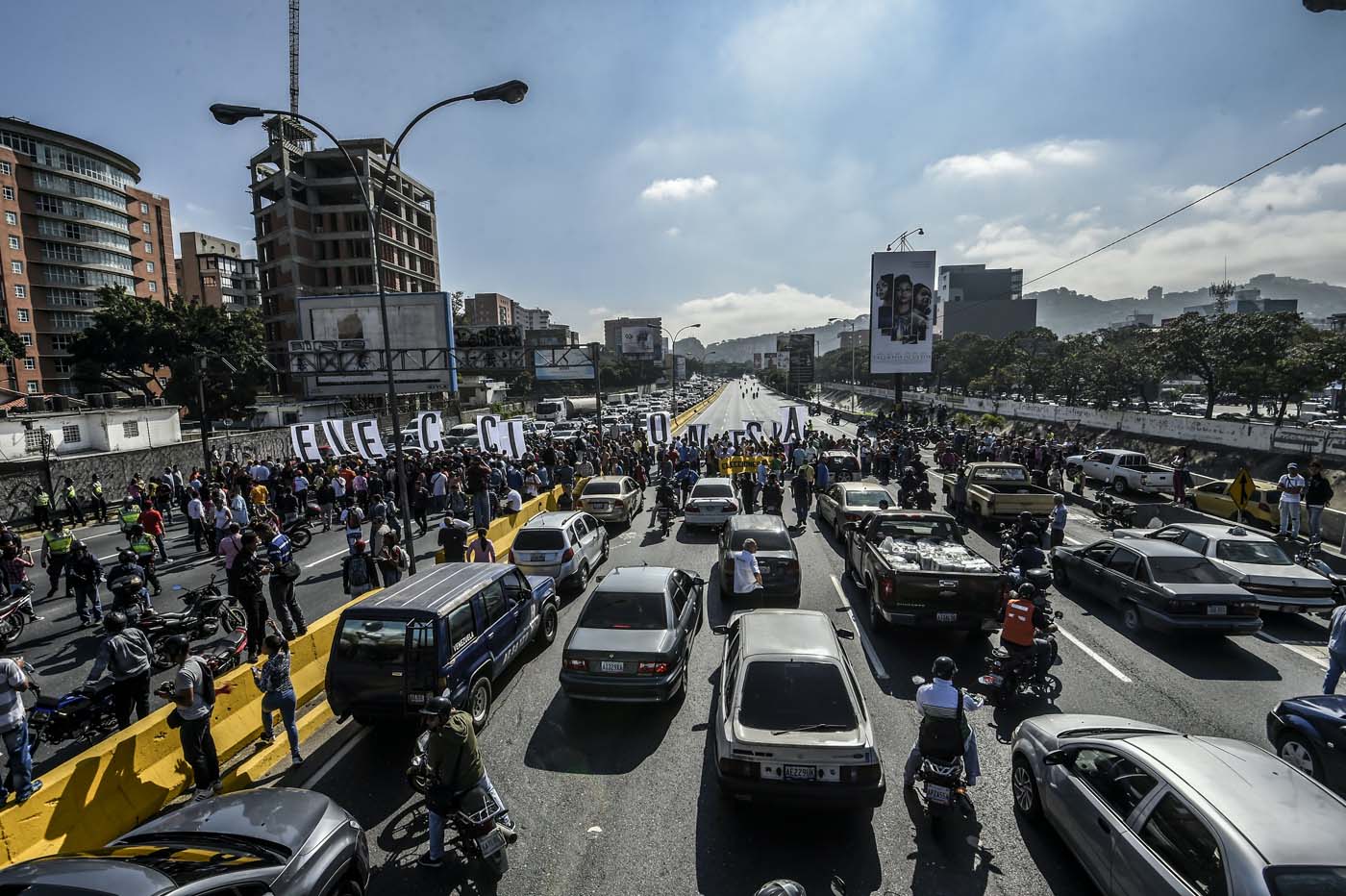 En fotos: La primera protesta sorpresa en la autopista Francisco Fajardo este #24Ene