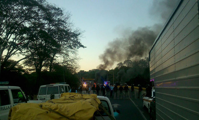 Trancan acceso a San Juan de Morros para evitar visita de diputados a la cárcel 26 de julio (Fotos)