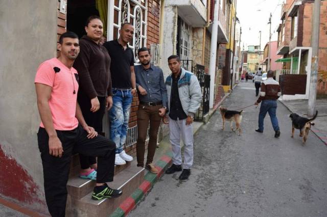 Médicos y dentistas cubanos están fuera de una casa en Bogotá, Colombia después de huir de las misiones médicas en Venezuela. Trabajadores de la salud involucrados en el programa describen un sistema de cuotas estresante que alimentó los registros de pacientes falsos y otras formas de fraude. Por Jim Wyss Miami Herald 