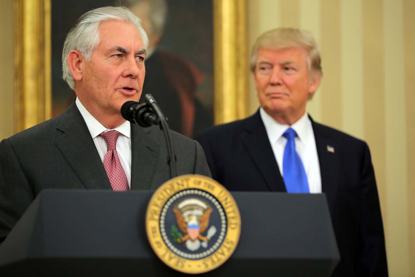 Trump dice que es falso que despedirá a Tillerson pero admite discrepancias